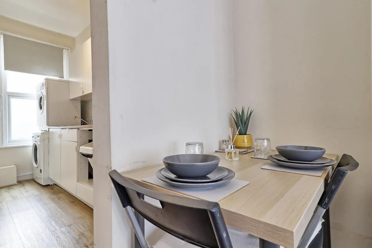 Lovely 1-Bedroom Condo Near The Sea Front Southend-on-Sea Apartment