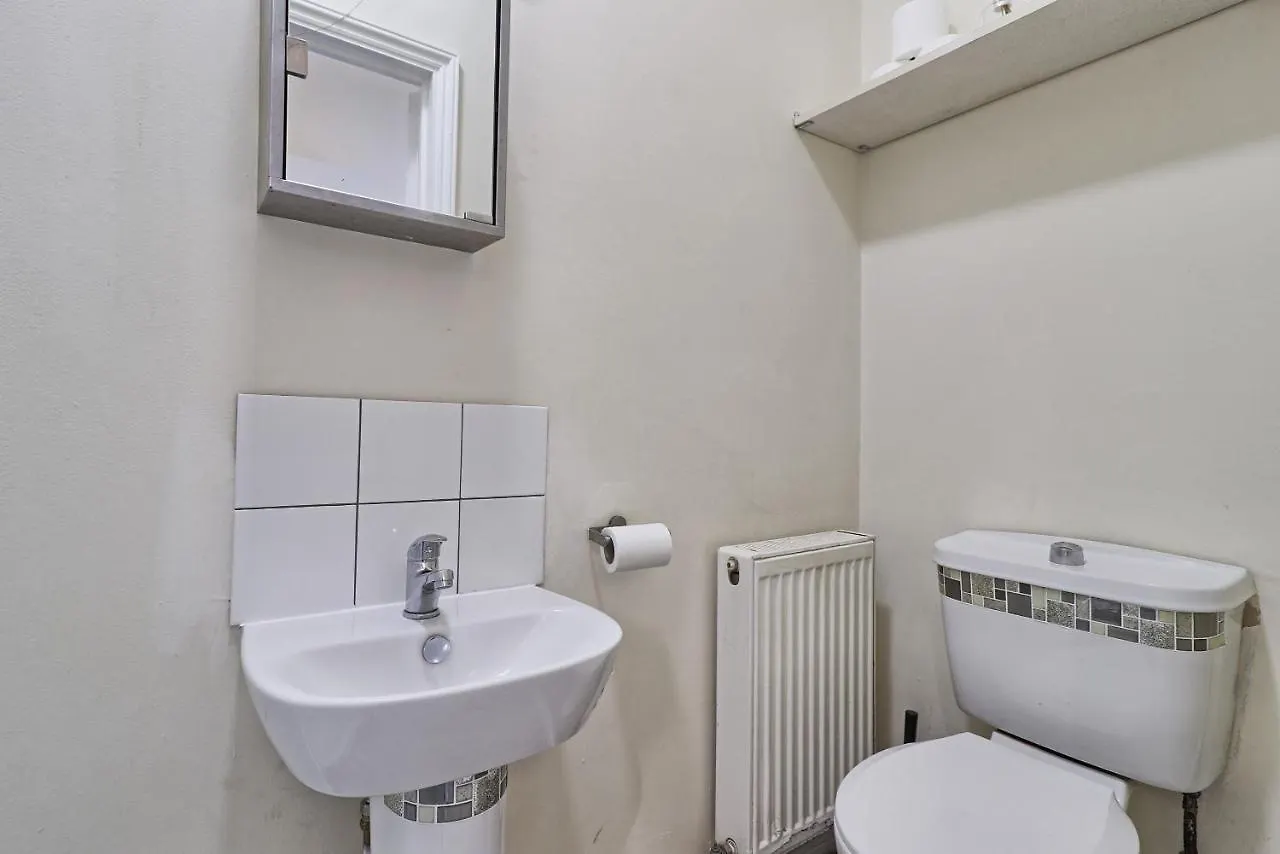 Lovely 1-Bedroom Condo Near The Sea Front Southend-on-Sea Apartment