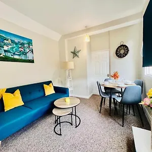 Vibes: Artisan With Free Parking In Apartment
