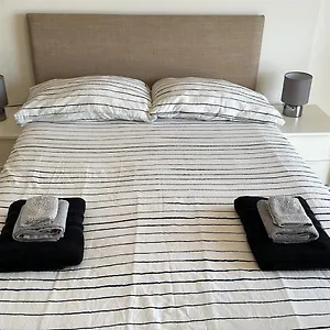 Modern 2 Bed Flat With Balcony Apartment
